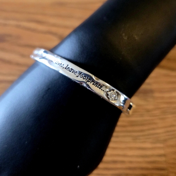 BRIGHTON "Footprints" Silver Hammered Hinged Bangle Bracelet JEWELRY TO LIVE IN - Picture 3 of 12